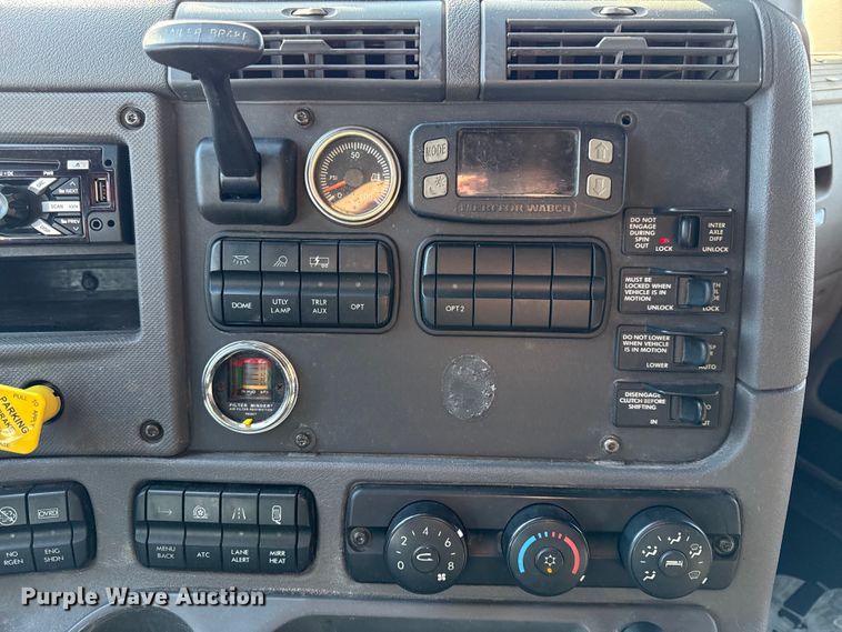 image for item LH9434 2015 Freightliner Cascadia 125 semi truck