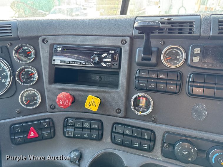 image for item LH9434 2015 Freightliner Cascadia 125 semi truck