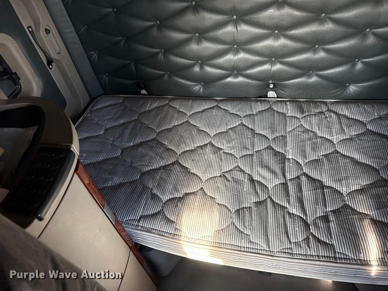 image for item LH9434 2015 Freightliner Cascadia 125 semi truck