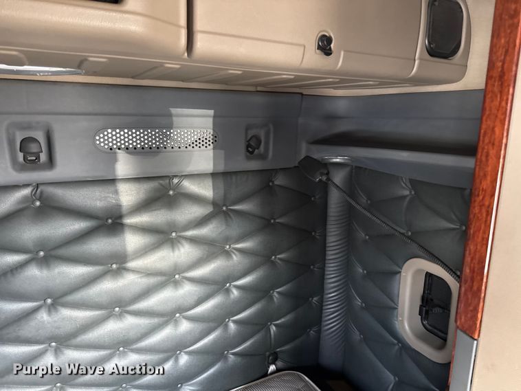 image for item LH9434 2015 Freightliner Cascadia 125 semi truck