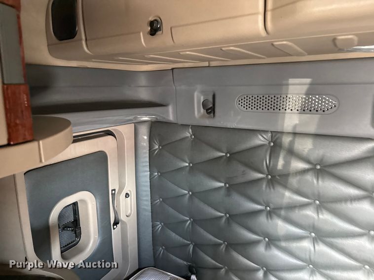 image for item LH9434 2015 Freightliner Cascadia 125 semi truck