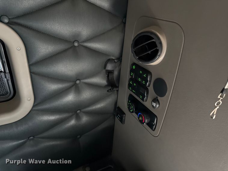 image for item LH9434 2015 Freightliner Cascadia 125 semi truck