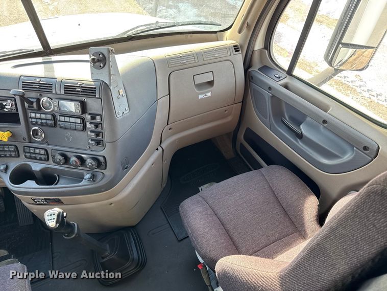 image for item LH9434 2015 Freightliner Cascadia 125 semi truck