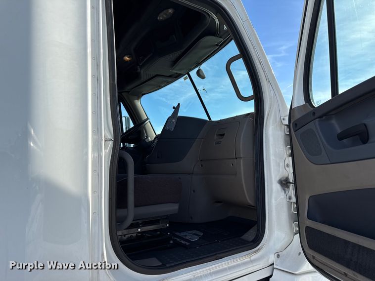 image for item LH9434 2015 Freightliner Cascadia 125 semi truck