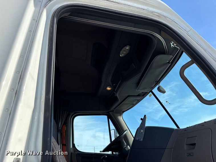 image for item LH9434 2015 Freightliner Cascadia 125 semi truck