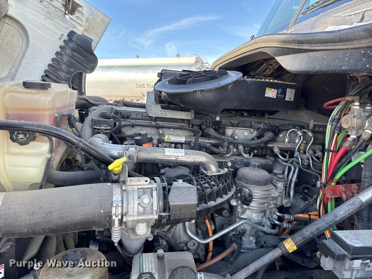 image for item LH9434 2015 Freightliner Cascadia 125 semi truck