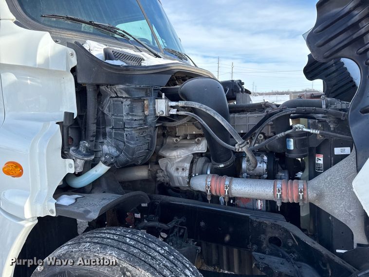 image for item LH9434 2015 Freightliner Cascadia 125 semi truck