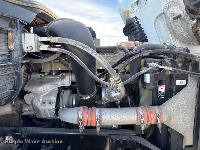 image for item LH9434 2015 Freightliner Cascadia 125 semi truck