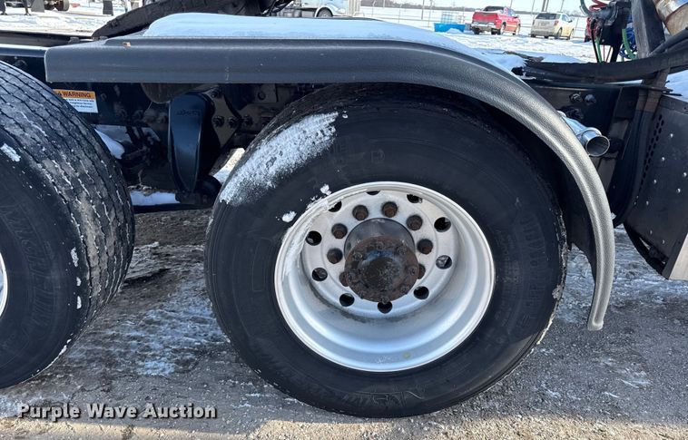 image for item LH9434 2015 Freightliner Cascadia 125 semi truck