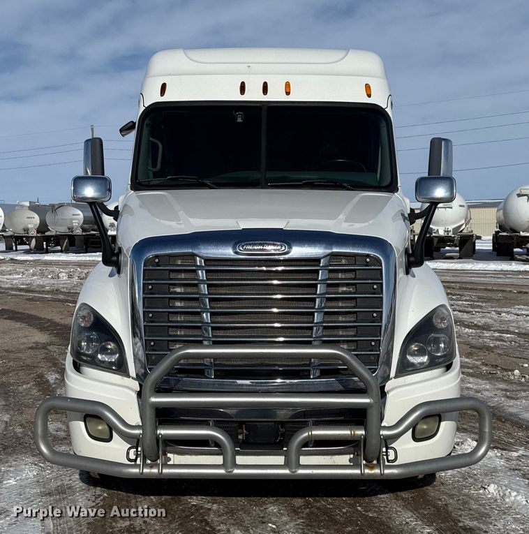 image for item LH9437 2015 Freightliner Cascadia 125 semi truck