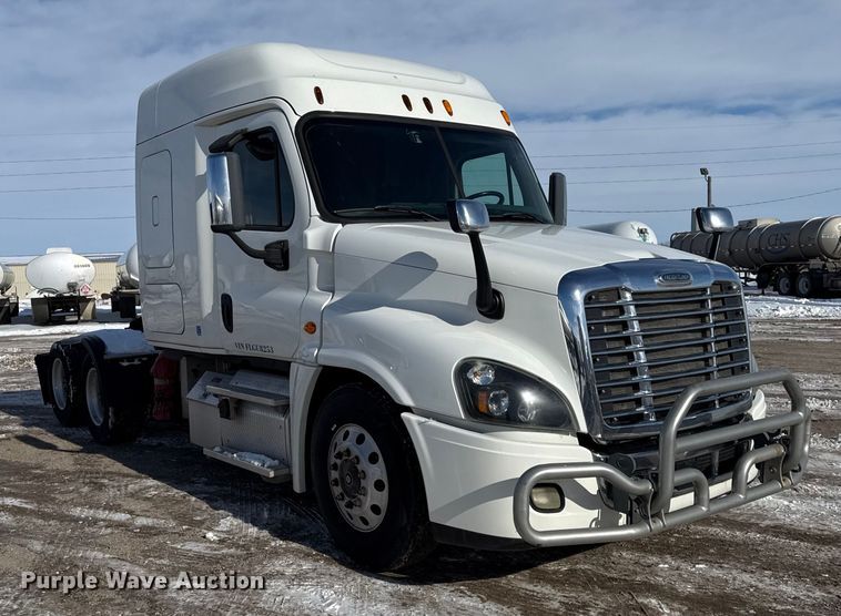 image for item LH9437 2015 Freightliner Cascadia 125 semi truck