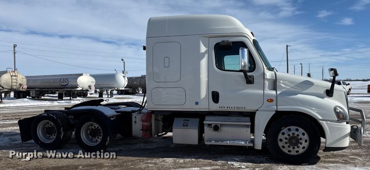 image for item LH9437 2015 Freightliner Cascadia 125 semi truck