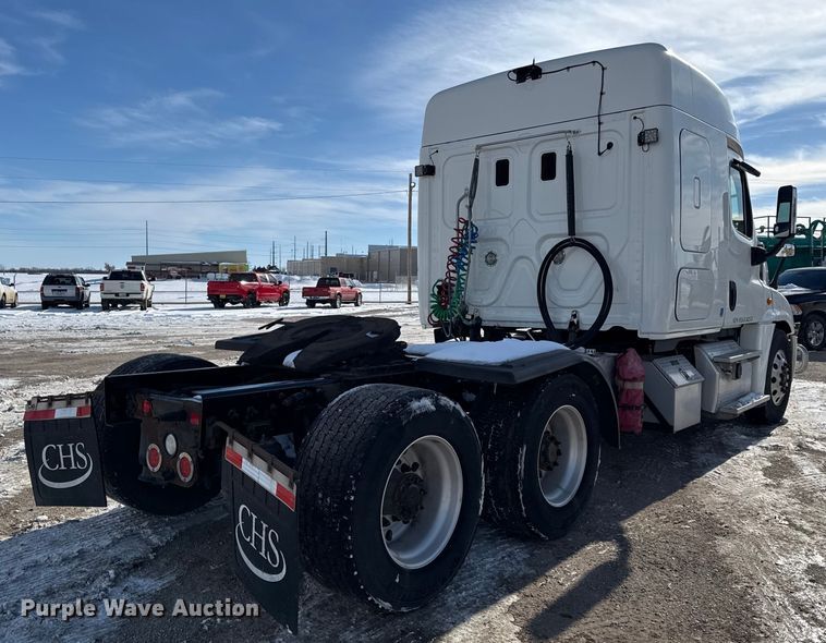 image for item LH9437 2015 Freightliner Cascadia 125 semi truck