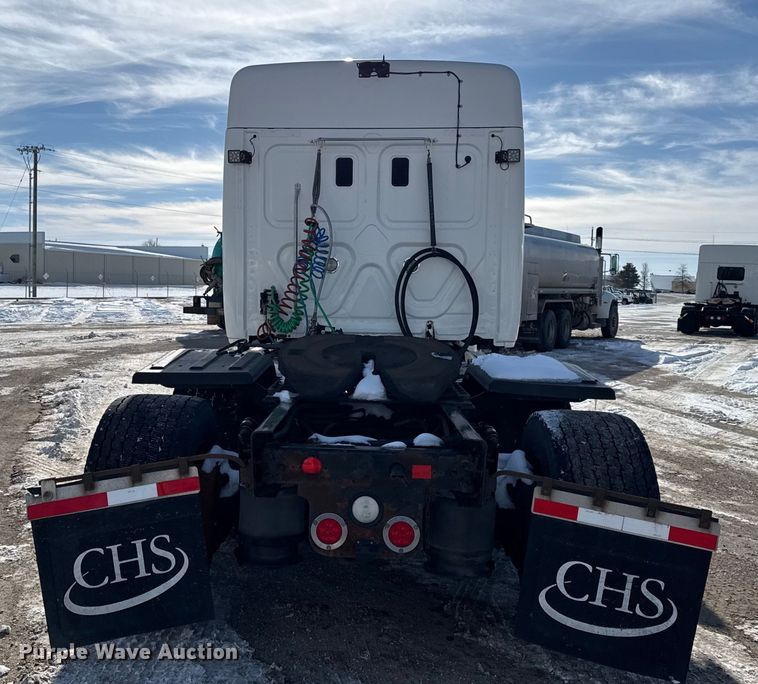 image for item LH9437 2015 Freightliner Cascadia 125 semi truck