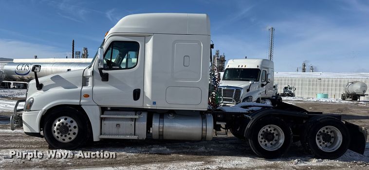 image for item LH9437 2015 Freightliner Cascadia 125 semi truck