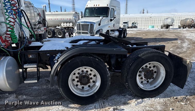 image for item LH9437 2015 Freightliner Cascadia 125 semi truck