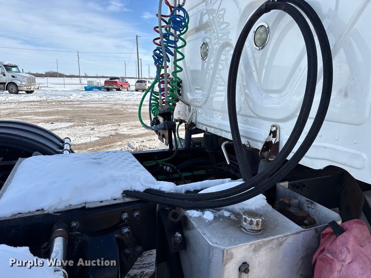 image for item LH9437 2015 Freightliner Cascadia 125 semi truck