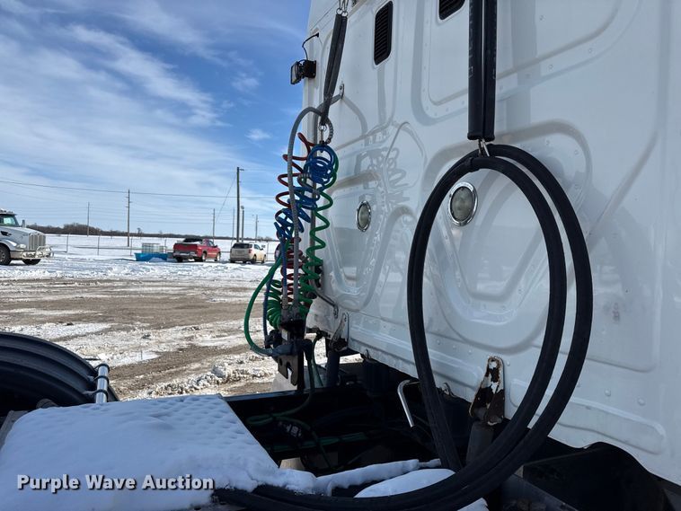 image for item LH9437 2015 Freightliner Cascadia 125 semi truck