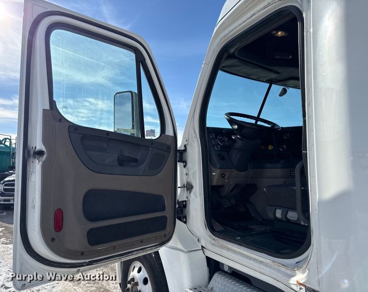 image for item LH9437 2015 Freightliner Cascadia 125 semi truck