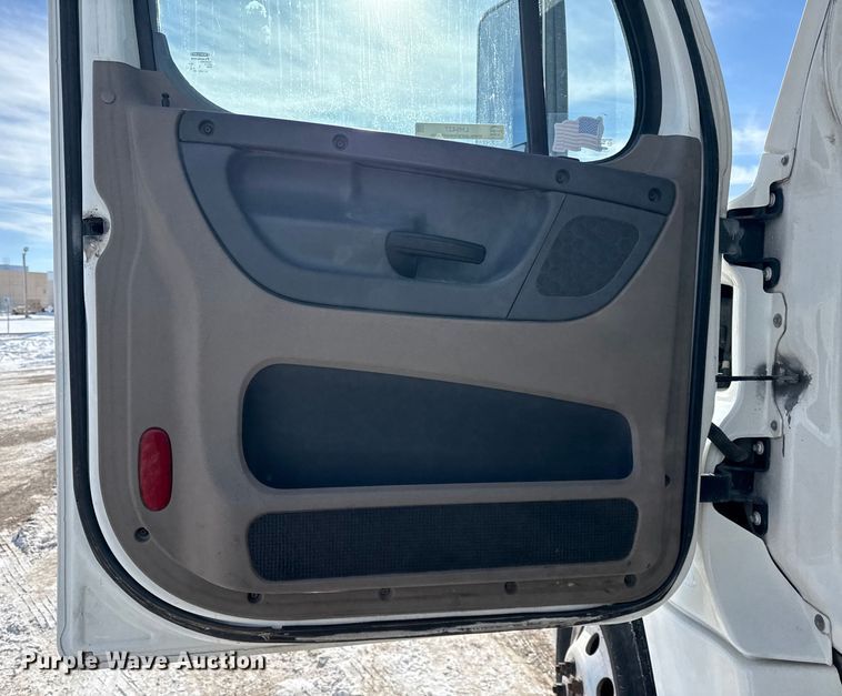 image for item LH9437 2015 Freightliner Cascadia 125 semi truck