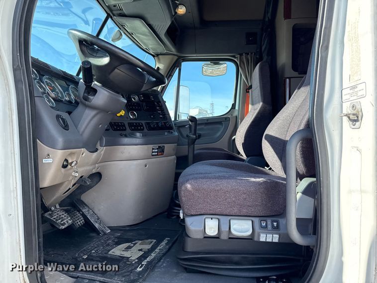 image for item LH9437 2015 Freightliner Cascadia 125 semi truck