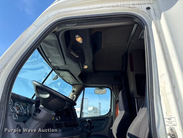 image for item LH9437 2015 Freightliner Cascadia 125 semi truck