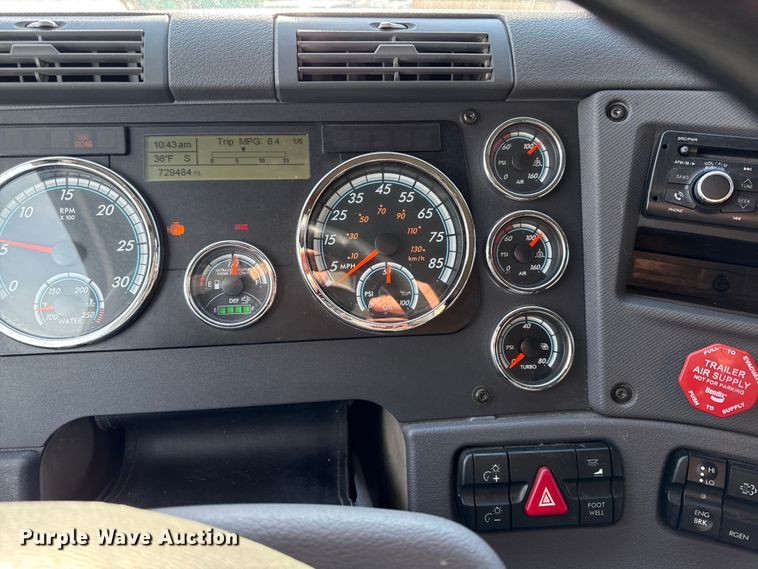 image for item LH9437 2015 Freightliner Cascadia 125 semi truck