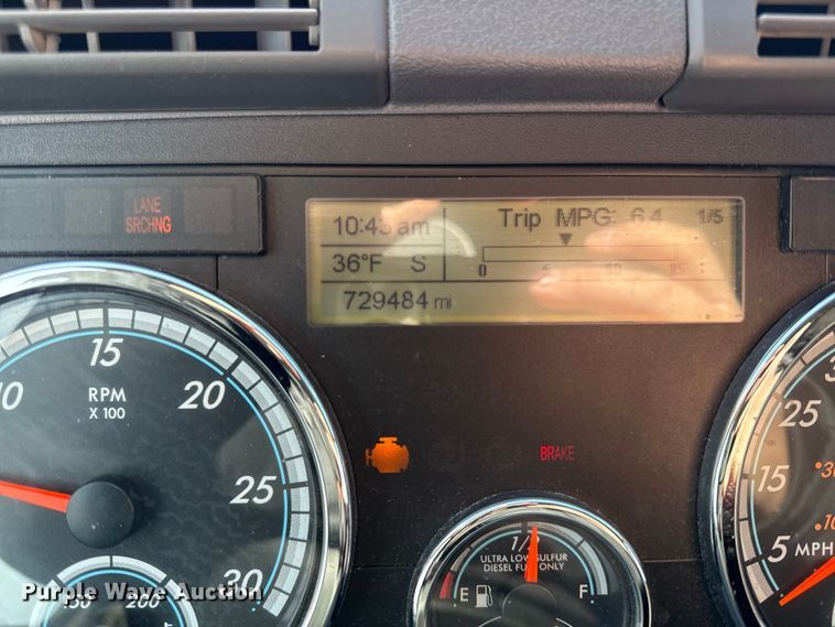 image for item LH9437 2015 Freightliner Cascadia 125 semi truck