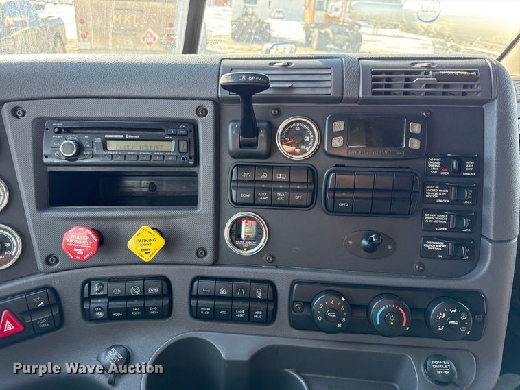 image for item LH9437 2015 Freightliner Cascadia 125 semi truck