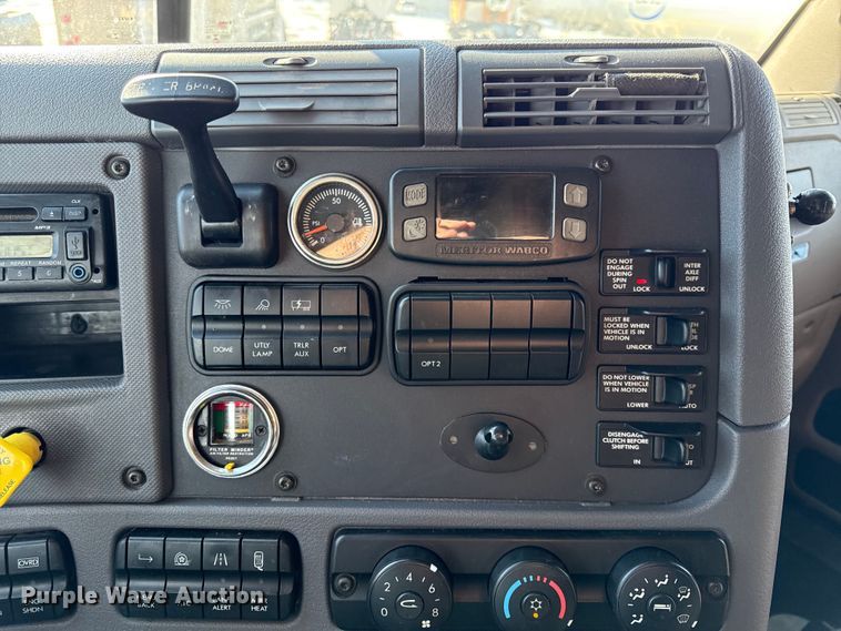 image for item LH9437 2015 Freightliner Cascadia 125 semi truck