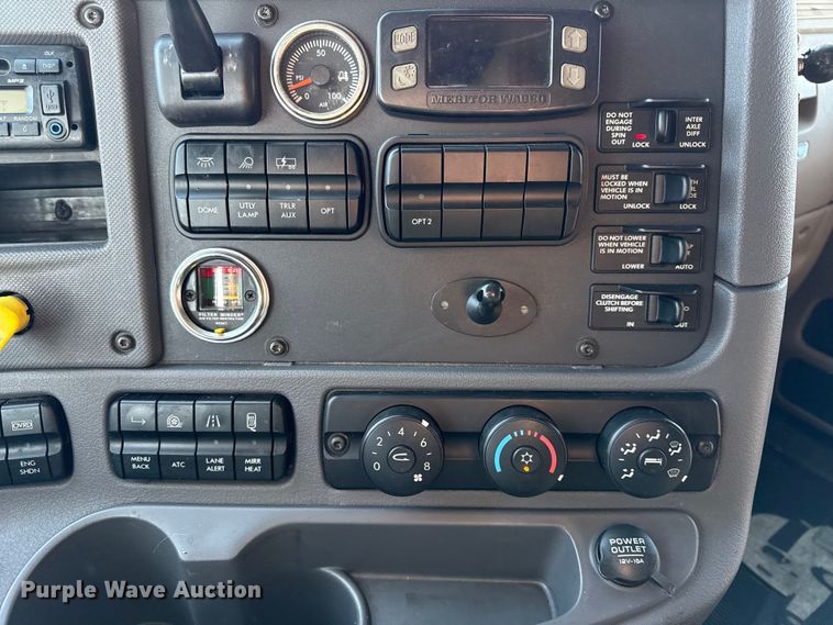 image for item LH9437 2015 Freightliner Cascadia 125 semi truck