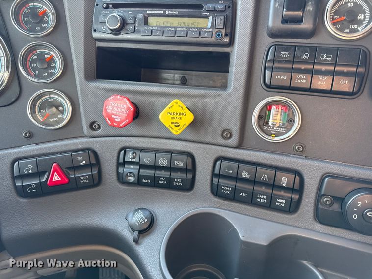 image for item LH9437 2015 Freightliner Cascadia 125 semi truck