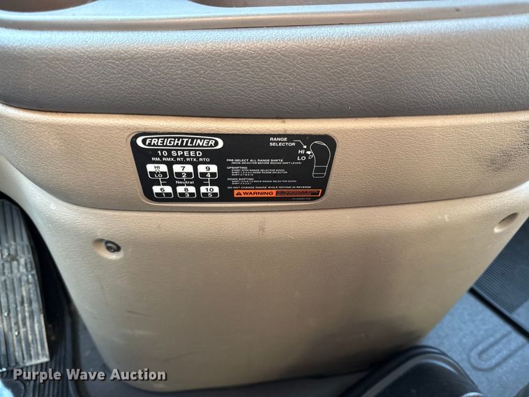 image for item LH9437 2015 Freightliner Cascadia 125 semi truck