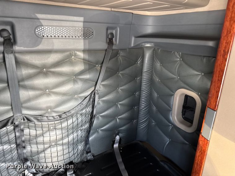 image for item LH9437 2015 Freightliner Cascadia 125 semi truck