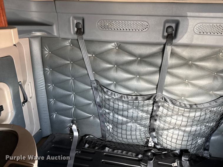 image for item LH9437 2015 Freightliner Cascadia 125 semi truck