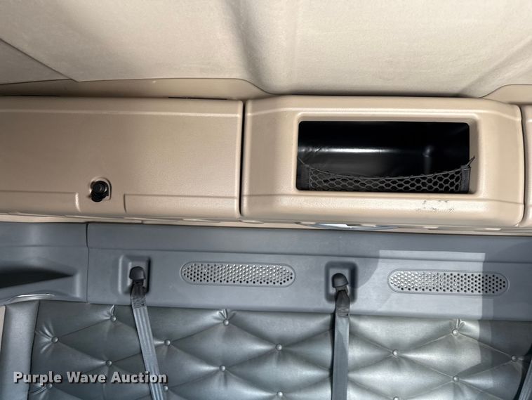 image for item LH9437 2015 Freightliner Cascadia 125 semi truck