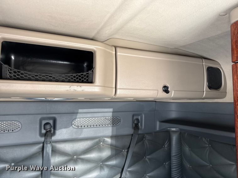 image for item LH9437 2015 Freightliner Cascadia 125 semi truck