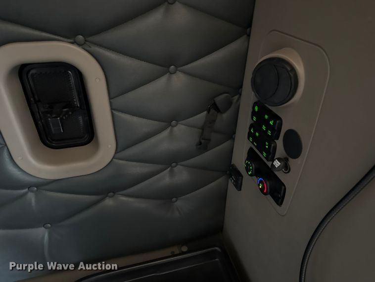 image for item LH9437 2015 Freightliner Cascadia 125 semi truck