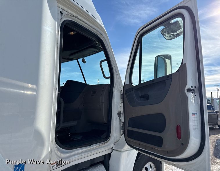 image for item LH9437 2015 Freightliner Cascadia 125 semi truck