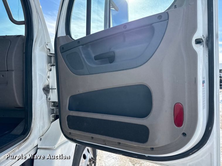 image for item LH9437 2015 Freightliner Cascadia 125 semi truck