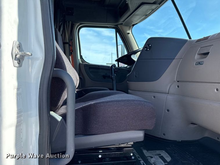 image for item LH9437 2015 Freightliner Cascadia 125 semi truck