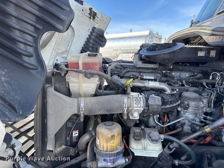 image for item LH9437 2015 Freightliner Cascadia 125 semi truck