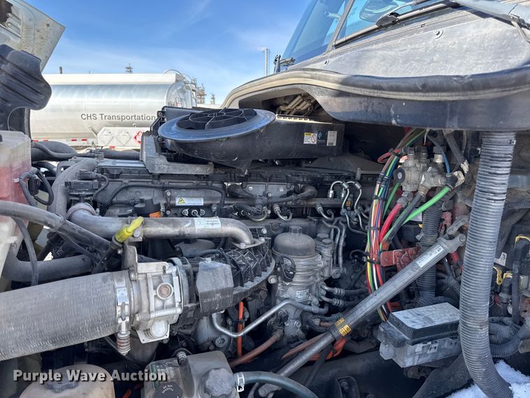 image for item LH9437 2015 Freightliner Cascadia 125 semi truck