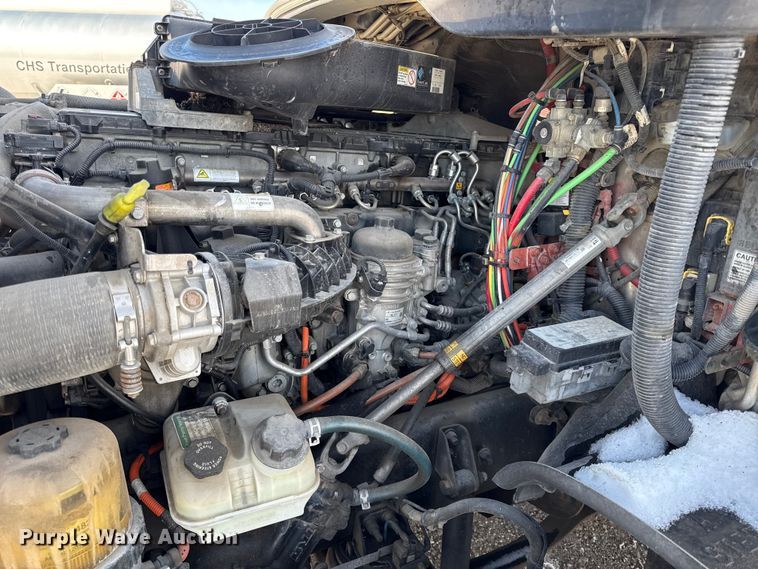 image for item LH9437 2015 Freightliner Cascadia 125 semi truck