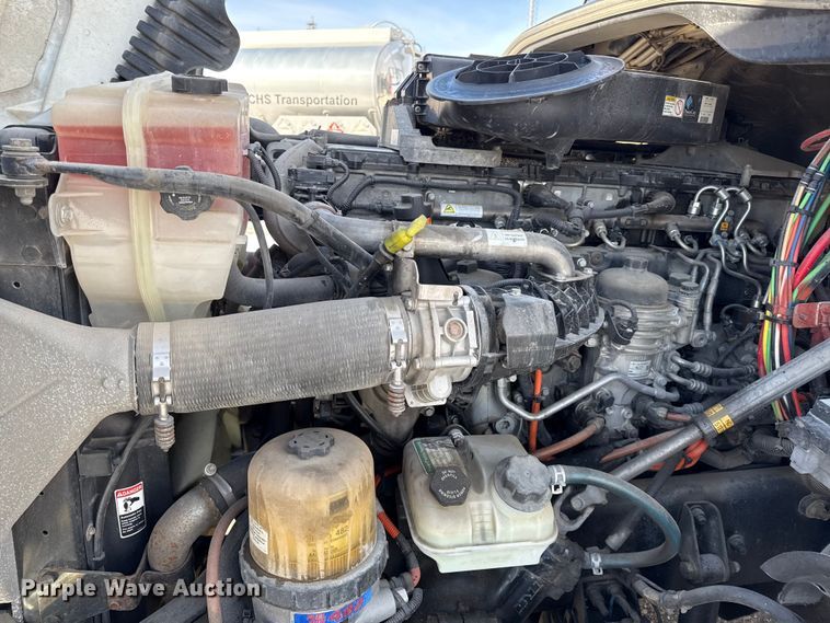 image for item LH9437 2015 Freightliner Cascadia 125 semi truck