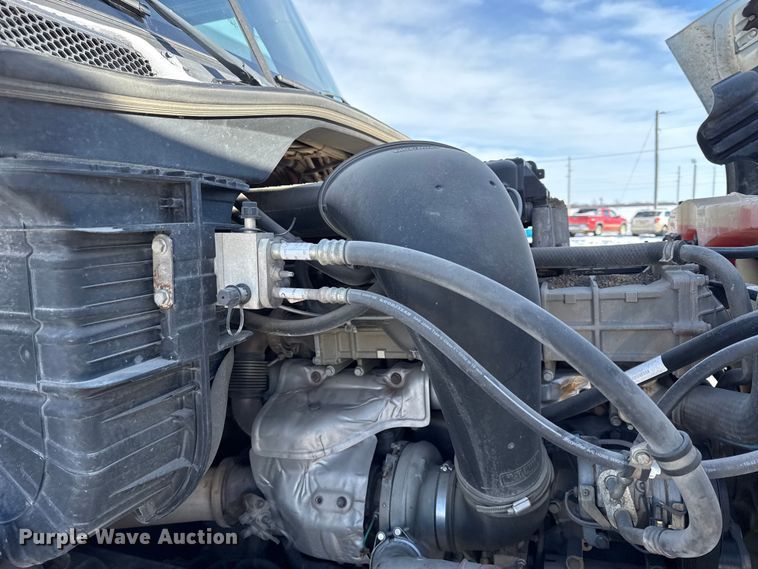 image for item LH9437 2015 Freightliner Cascadia 125 semi truck