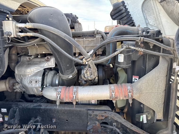 image for item LH9437 2015 Freightliner Cascadia 125 semi truck