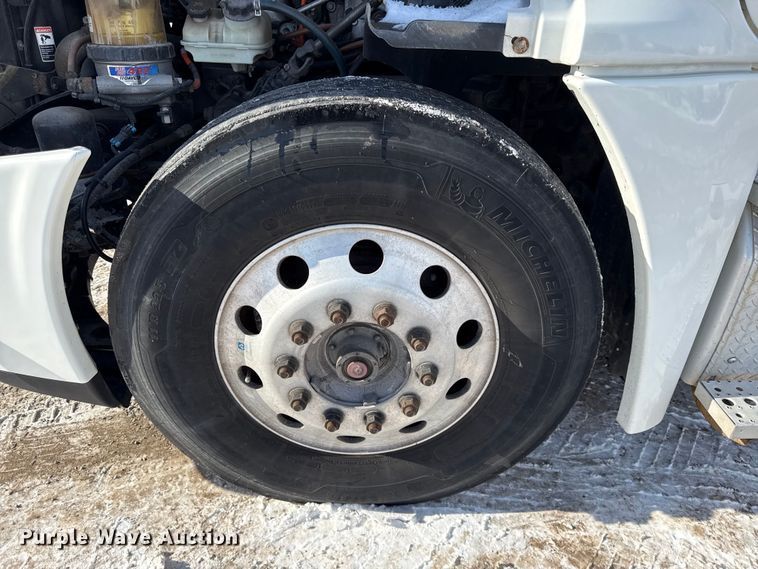 image for item LH9437 2015 Freightliner Cascadia 125 semi truck