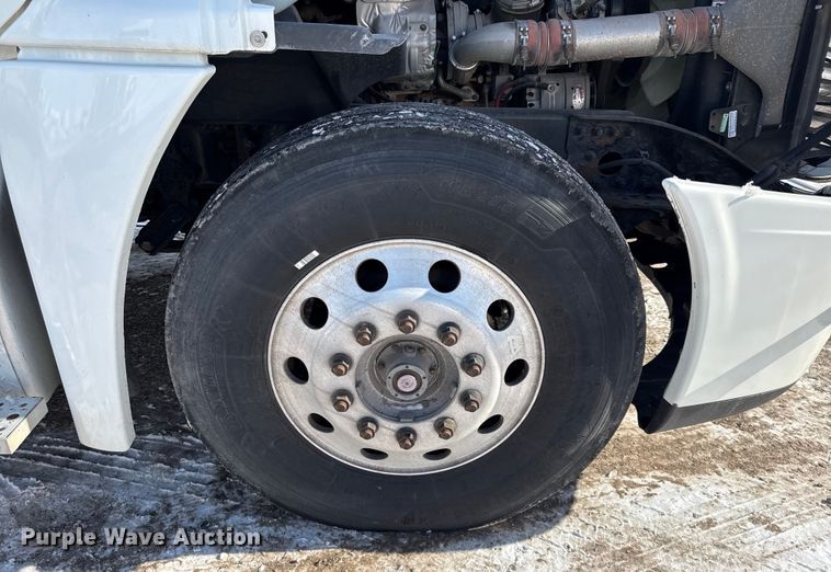 image for item LH9437 2015 Freightliner Cascadia 125 semi truck