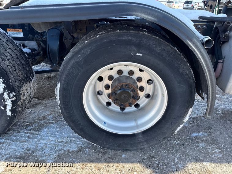 image for item LH9437 2015 Freightliner Cascadia 125 semi truck